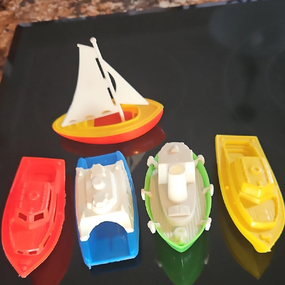 Vintage set of 5 Plastic Bathtub Floating Toy Boats. - Picture 6 of 10